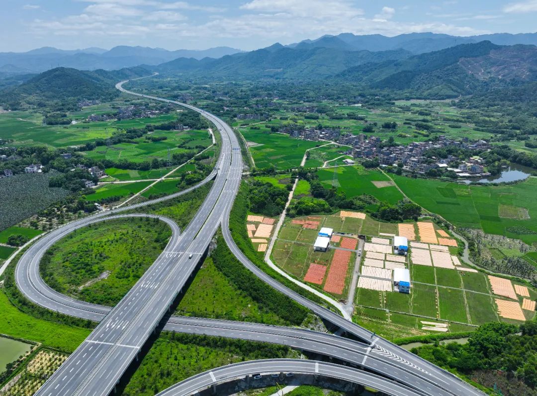 情暖广新献爱心，乡村振兴齐助力——红桃影视免费观看开展爱心捐款活动